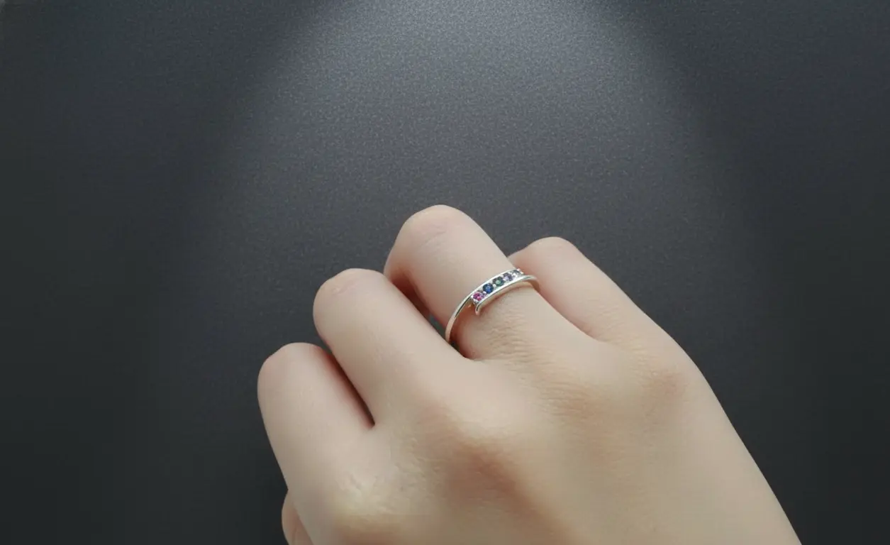 Vista de Open Band Ring with Zircons