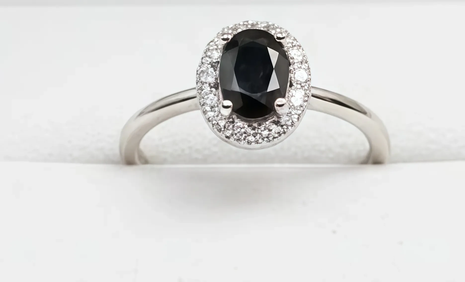 Vista de Solitaire Ring with Halo Setting