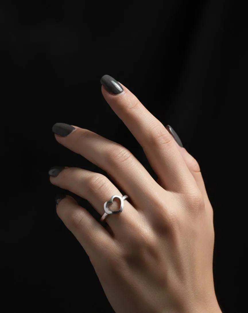 Vista de Personalized Open Heart Silhouette Ring