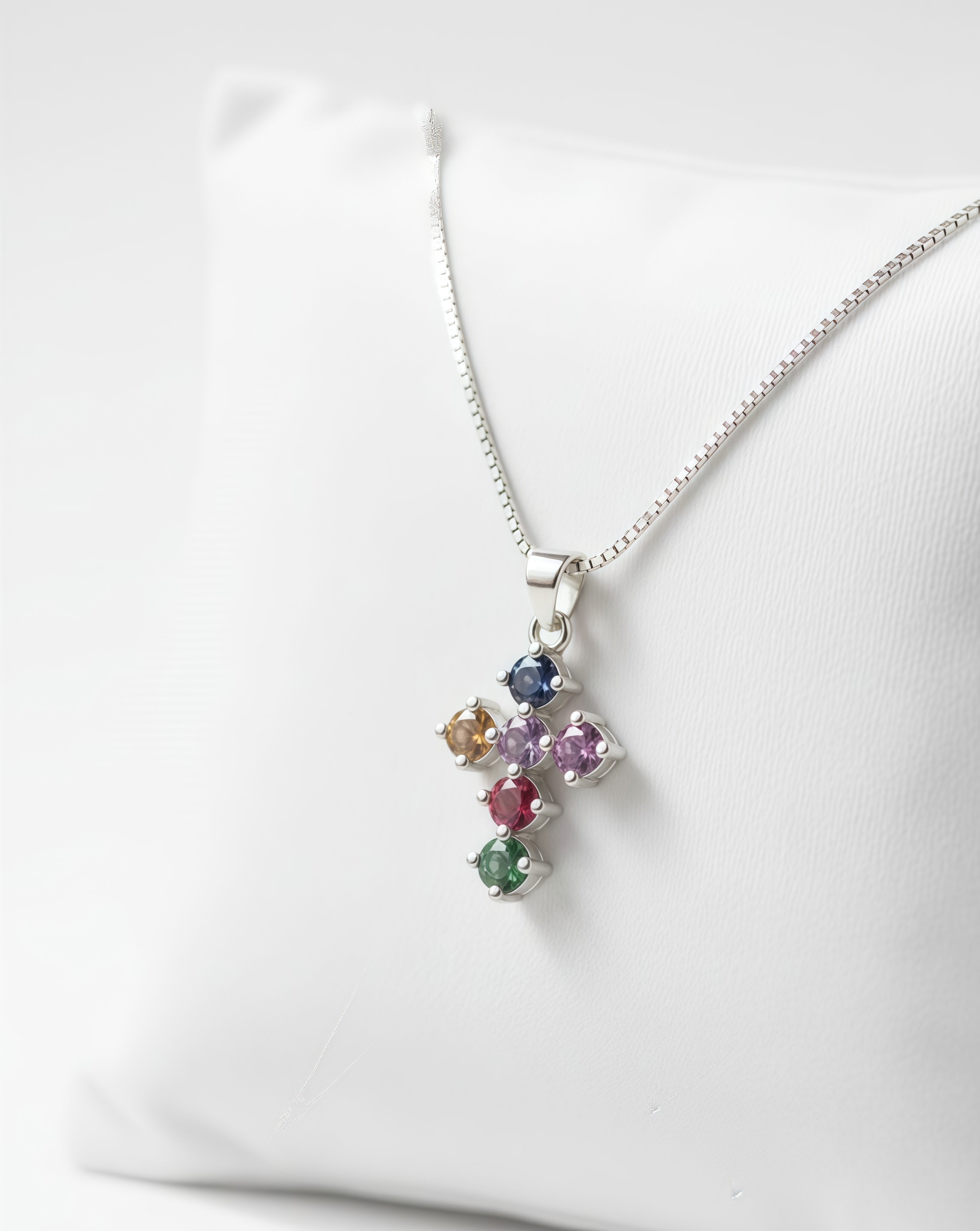 Vista de Singapore Chain with Multicolor Cross