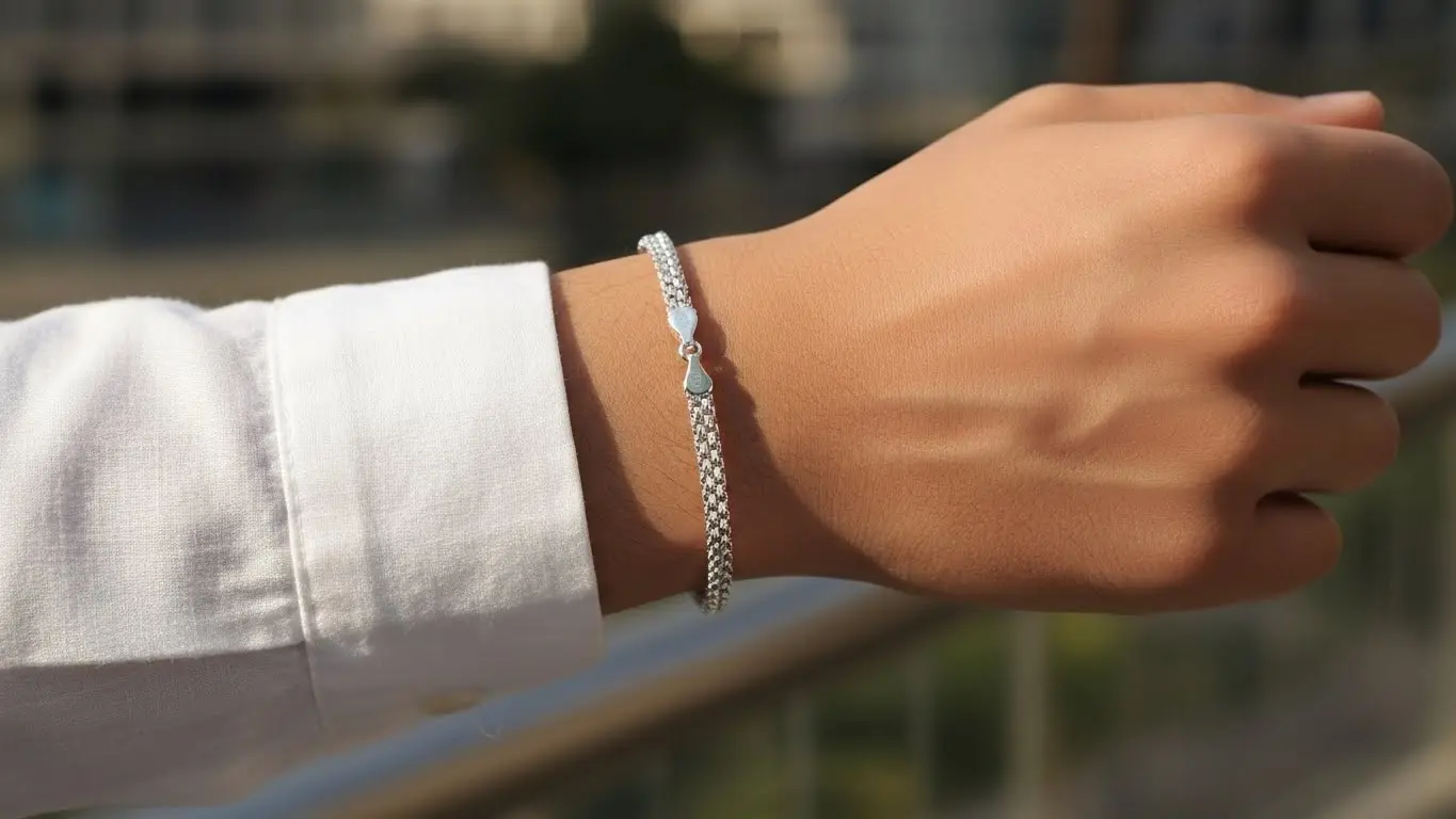 Vista de Pulsera Chinesca de Plata con Acabado Brillante