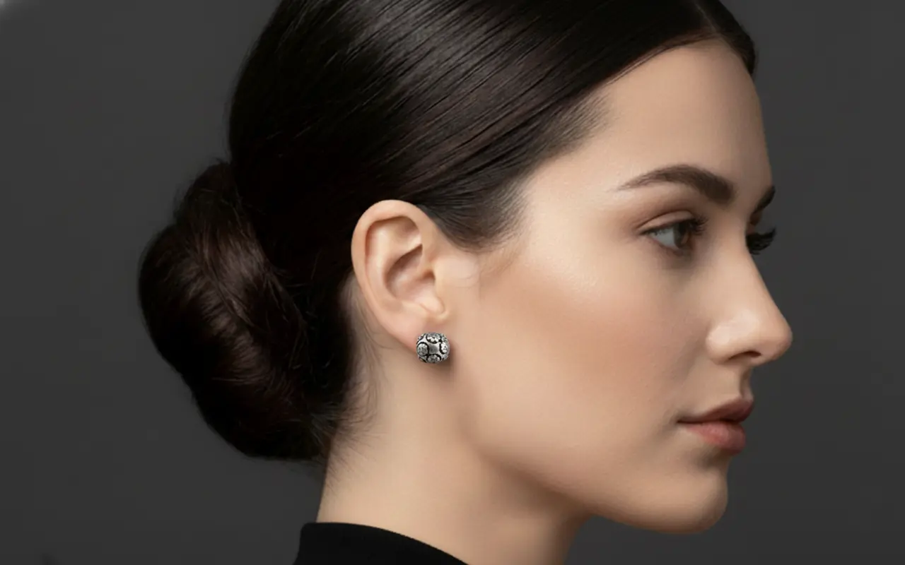 Vista de Elegant Silver Floral Studs