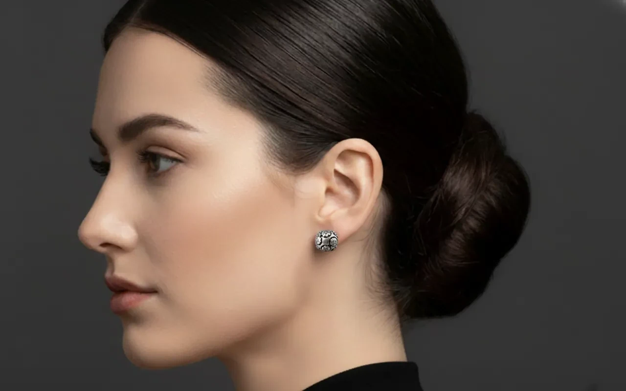 Vista de Elegant Silver Floral Studs